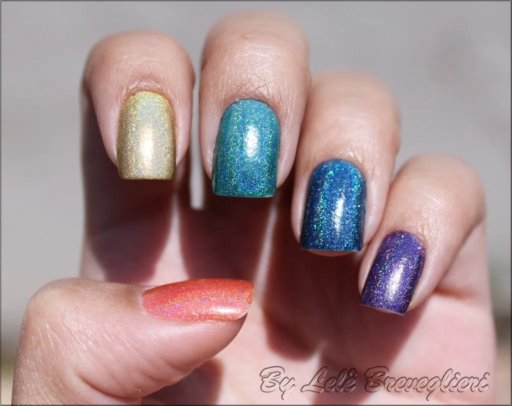 Uñas cortas con esmaltes arcoíris: dorado, celeste, azul, violeta y coral
