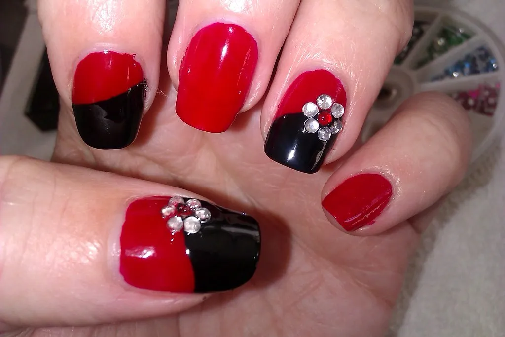 Set rojo y negro con cristales aplicados sobre esculpidas