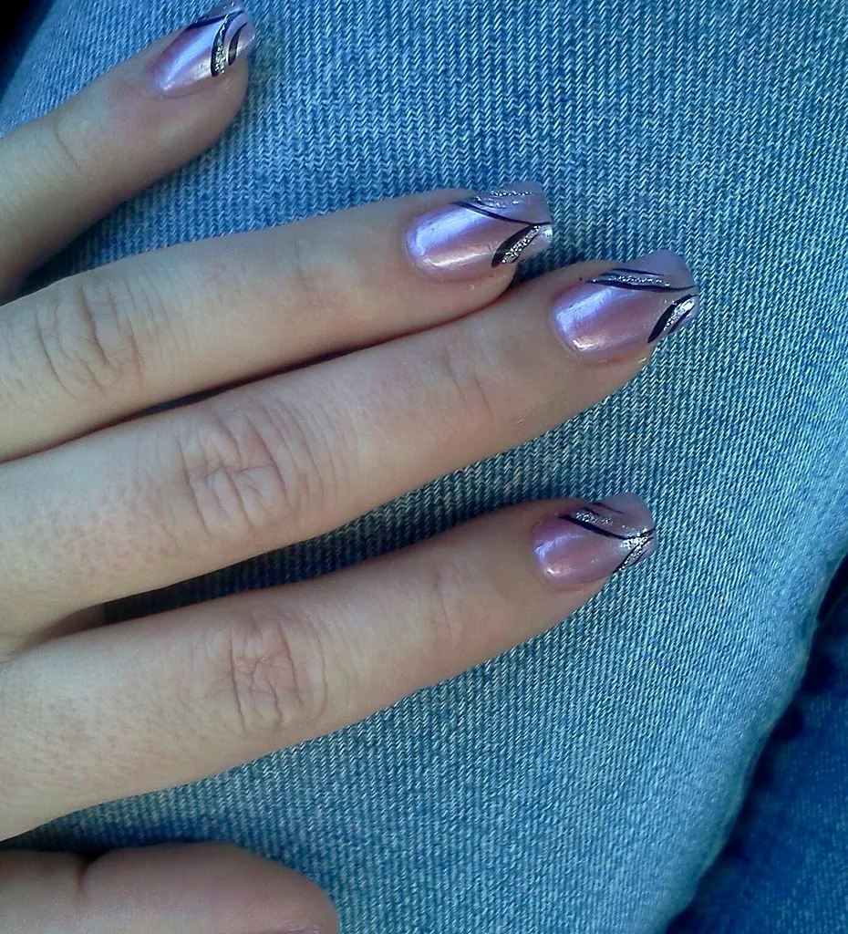 Uñas con efecto chrome malva, primer plano sobre jean